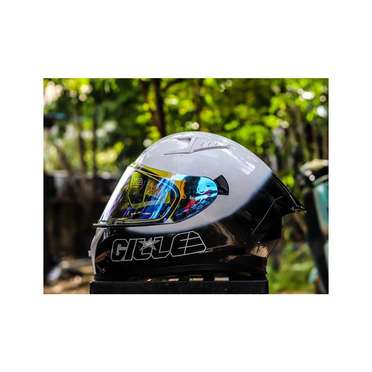 Gille 135 Two Tone full-face motorcycle helmet